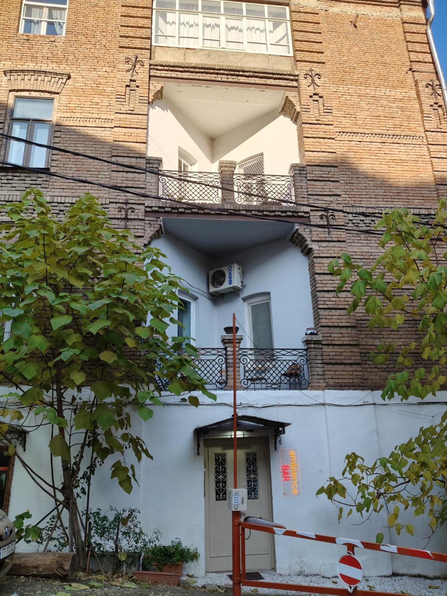 Ambience Hostel & Apartments Тбилиси Экстерьер фото
